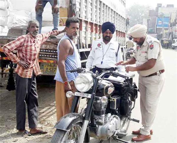 traffic police inspected in no entry traffic police cut off invoice