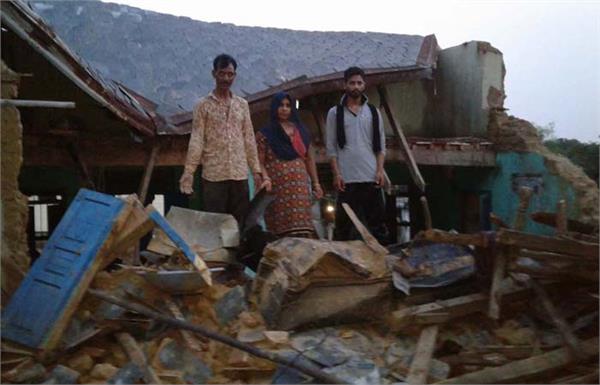 the poor house of the poor family fell due to rain