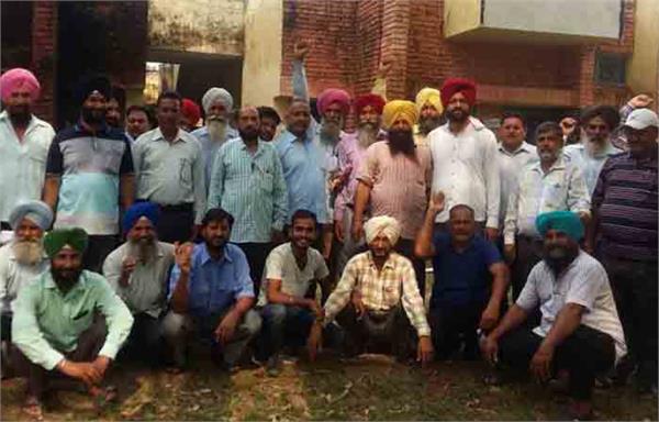 rowdy rally protested by power employees in old school