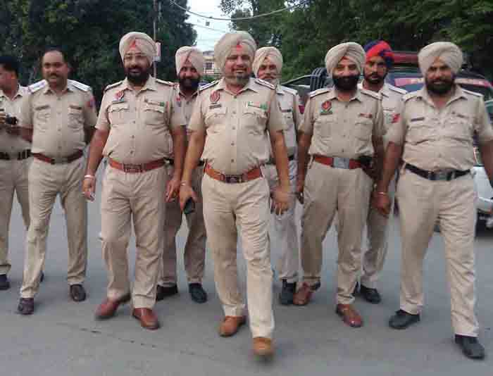 15 ਦੇ ਸੂਬਾ ਪੱਧਰੀ ਪ੍ਰੋਗਰਾਮ ਨੂੰ ਲੈ ਕੇ ਸ਼ਹਿਰ ''ਚ ਪੁਲਸ ਨੇ ਕੱਢਿਆ ਫਲੈਗ ਮਾਰਚ