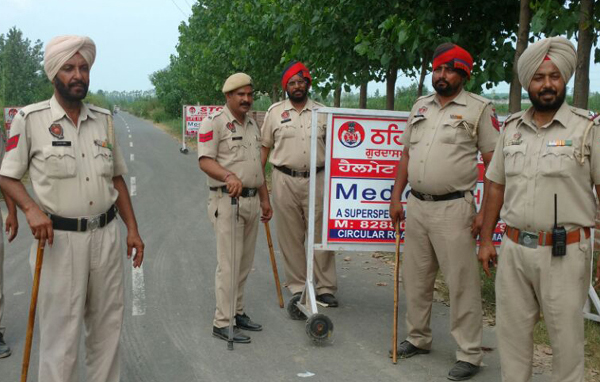 ਅੱਜ ਵੀ ਪੁਲਸ ਦੇ ਘੇਰੇ ''ਚ ਰਹੇ ਗੁਰਦੁਆਰਾ ਘੱਲੂਘਾਰਾ ਸਾਹਿਬ ਨੂੰ ਜਾਂਦੇ ਰਸਤੇ