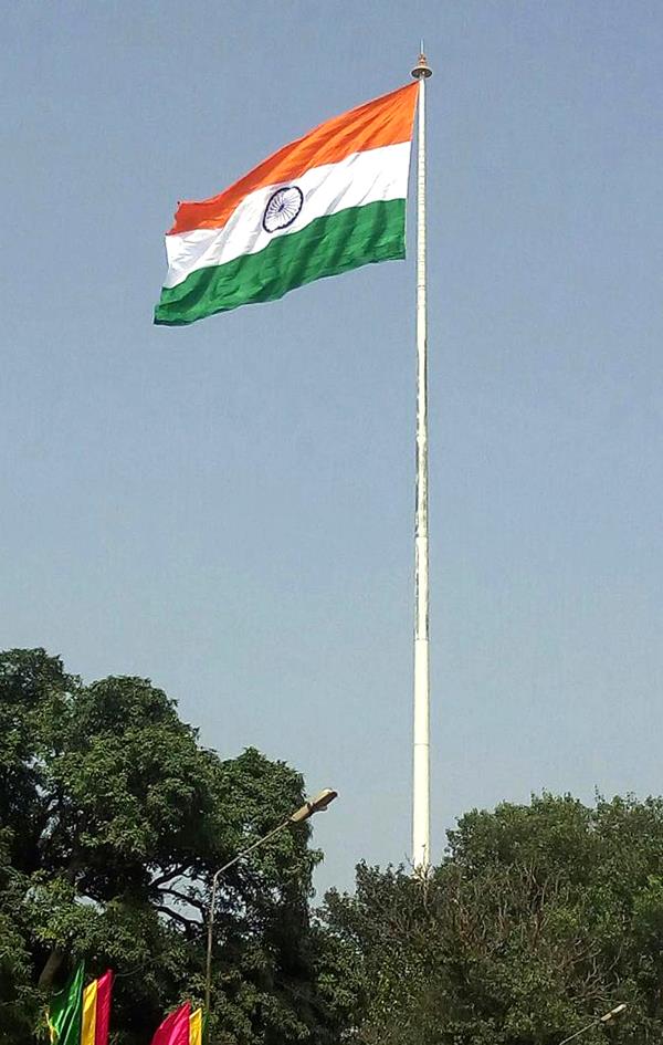 pakistan loose in flag war