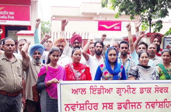workers protest in the rain