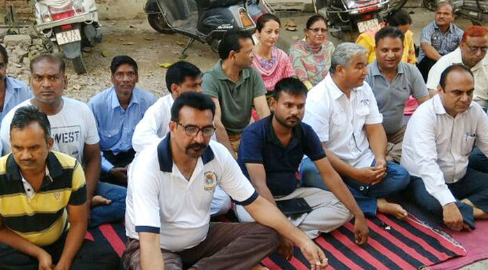 ਡੀ. ਐੱਮ. ਕਾਲਜ ਇੰਪਲਾਈਜ਼ ਫੈੱਡਰੇਸ਼ਨ ਵੱਲੋਂ ਨਾਅਰੇਬਾਜ਼ੀ