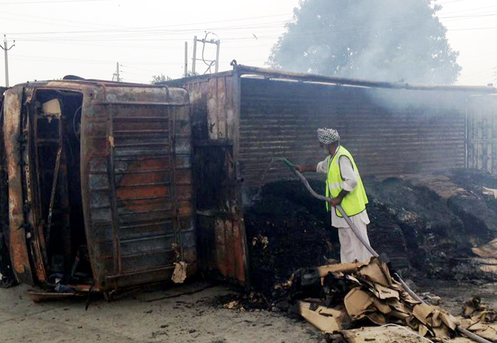 ਗੱਤੇ ਨਾਲ ਲੋਡ ਟਰੱਕ ''ਚ ਅਚਾਨਕ ਲੱਗੀ ਅੱਗ