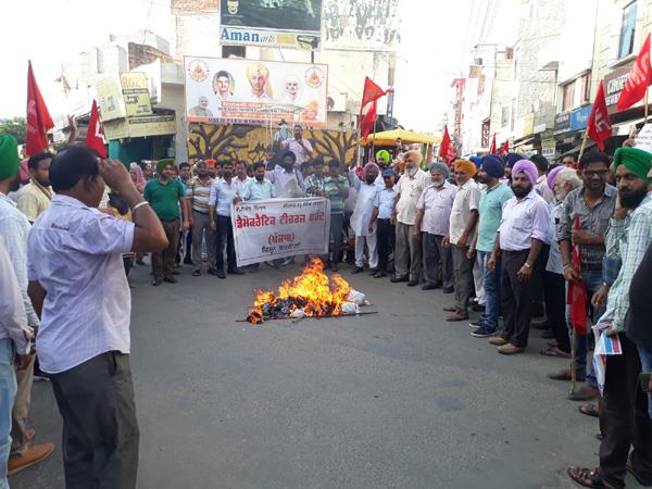 democratic teachers   front flogged the education minister  s effigy