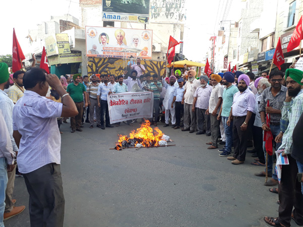 ਡੈਮੋਕ੍ਰੇਟਿਕ ਟੀਚਰਜ਼ ਫਰੰਟ ਨੇ ਫੂਕਿਆ ਸਿੱਖਿਆ ਮੰਤਰੀ ਦਾ ਪੁਤਲਾ