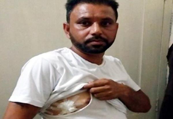 masked robbers wounded by knife