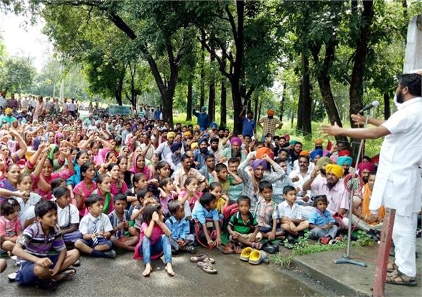 thermal management lifted the children of the protesting workers from buses