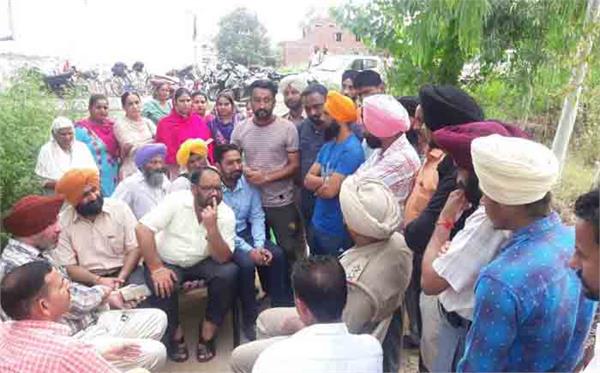 students and parents have beaten the school gate  the demonstration