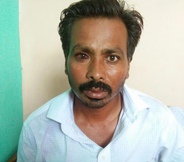 robbers escaped by taking away pearls on mobile  mobile phones