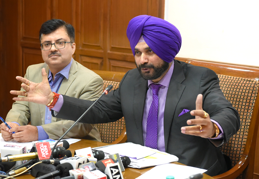 ਫਾਸਟਵੇ ਕੋਲੋ ਹਰ ਹਾਲ ''ਚ ਵਸੂਲਿਆ ਜਾਵੇਗਾ ਟੈਕਸ : ਸਿੱਧੂ