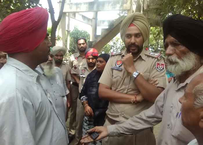 ਘਰ ''ਤੇ ਕਬਜ਼ਾ ਕਰਨ ਦੇ ਰੋਸ ''ਚ ਮਜ਼ਦੂਰ ਔਰਤ ਚੜ੍ਹੀ ਟੈਂਕੀ ''ਤੇ