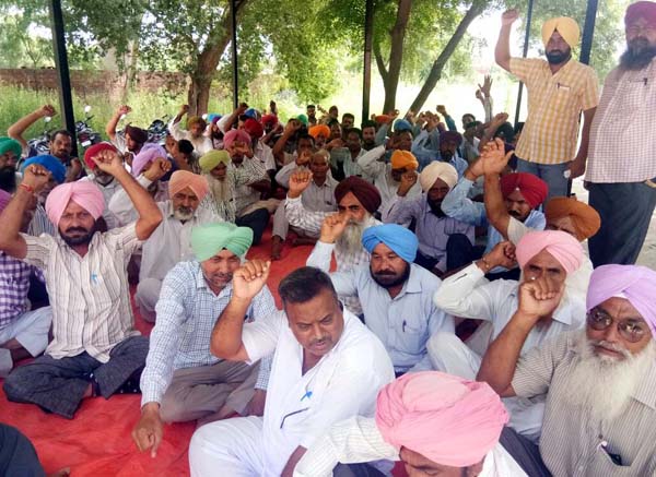 ਦੋਸ਼ੀਆਂ ਦੀ ਗ੍ਰਿਫਤਾਰੀ ਲਈ ਲਾਇਆ ਧਰਨਾ