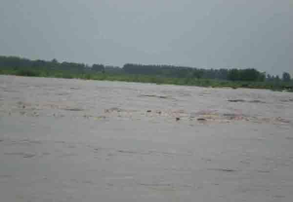 suddenly water level in ravi river rose  the boat closed
