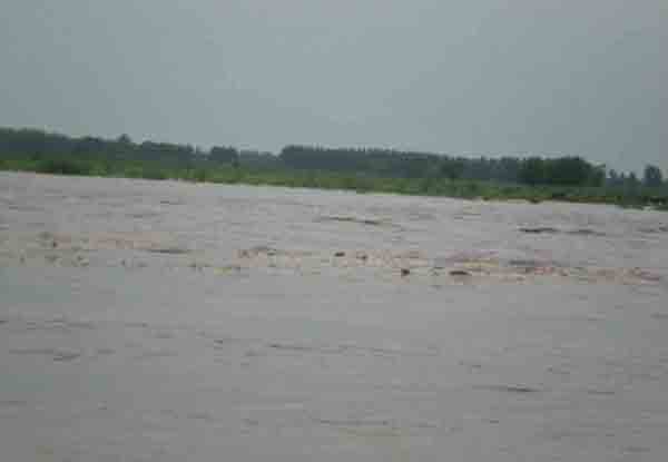 ਰਾਵੀ ਦਰਿਆ ''ਚ ਅਚਾਨਕ ਪਾਣੀ ਦਾ ਪੱਧਰ ਵਧਿਆ, ਕਿਸ਼ਤੀ ਬੰਦ