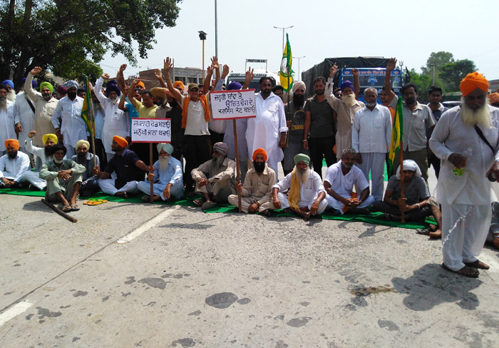 ਹਾਈਵੇ ''ਚ ਕਰਾਸਿੰਗ ਕੱਟ ਛੁਡਵਾਉਣ ਲਈ ਲਾਇਆ ਜਾਮ