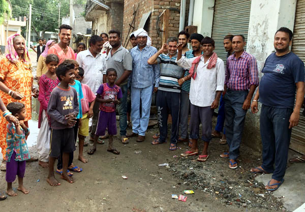 ਗੰਦਗੀ ਤੇ ਸੜਕ ਤੋਂ ਪ੍ਰੇਸ਼ਾਨ ਲੋਕਾਂ ਵੱਲੋਂ ਨਾਅਰੇਬਾਜ਼ੀ