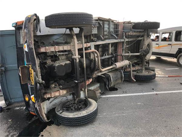 7 injured in bus canter collision