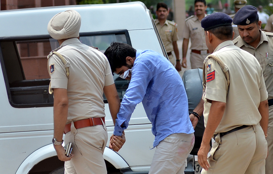 ਵਕੀਲ ਨੂੰ ਬੋਲਿਆ ਵਿਕਾਸ- ਜੇਲ ਜਾਣ ਤੋਂ ਡਰ ਲੱਗ ਰਿਹੈ, ਜਲਦੀ ਜ਼ਮਾਨਤ ਕਰਵਾ ਦਿਓ