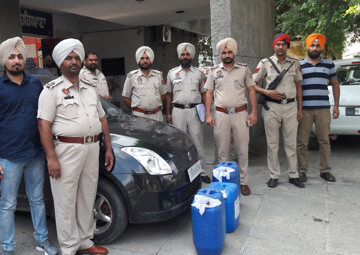 ਕਾਰ ''ਚੋਂ 19 ਪੇਟੀਆਂ ਸ਼ਰਾਬ ਬਰਾਮਦ