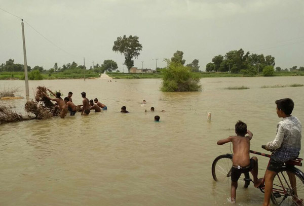 ਬਾਰਡਰ ਪੱਟੀ ਦੀਆਂ ਢਾਣੀਆਂ ''ਤੇ ਪਹੁੰਚਿਆਂ ਹੜ੍ਹਾਂ ਦਾ ਪਾਣੀ