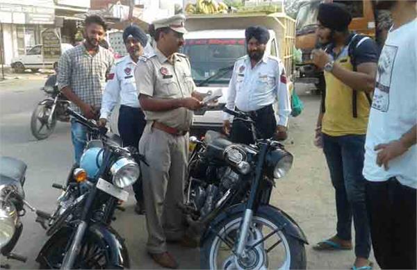 traffic police raided the bullet motorcycle drivers who cracked the crackers