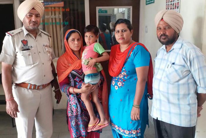 ਗੁੰਮ 3 ਸਾਲਾ ਬੱਚੀ ਨੂੰ ਕੀਤਾ ਵਾਰਿਸਾਂ ਹਵਾਲੇ