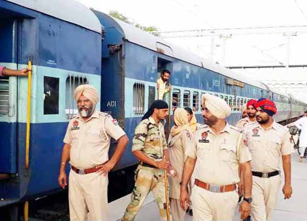 ਅਣਸੁਖਾਵੀਂ ਘਟਨਾ ਨੂੰ ਰੋਕਣ ਲਈ ਪੁਲਸ ਨੇ ਕੀਤੀ ਰੇਲ ਗੱਡੀਆਂ ਦੀ ਚੈਕਿੰਗ