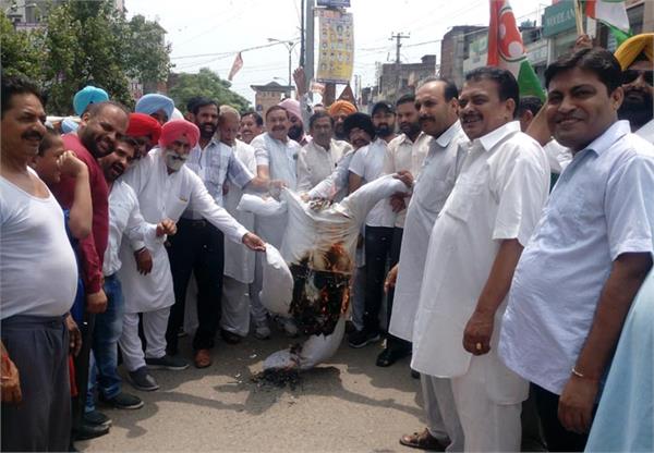 congressmen launch a burial against narendra modi