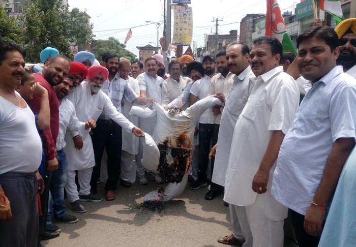 ਕਾਂਗਰਸੀਆਂ ਵੱਲੋਂ ਨਰਿੰਦਰ ਮੋਦੀ ਖਿਲਾਫ ਪੁਤਲਾ ਫੂਕ ਪ੍ਰਦਰਸ਼ਨ
