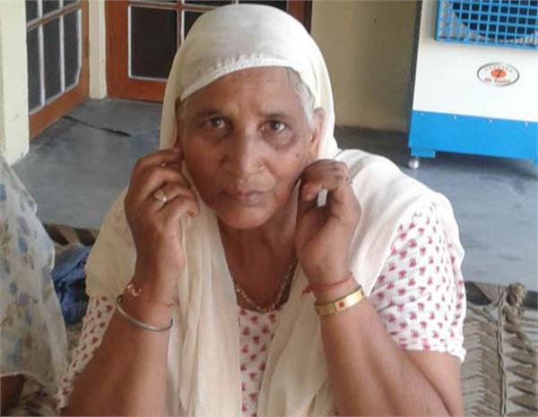 a motorcycle rider frees a woman  s snatch