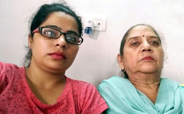 masked robbers threw woman  s purse