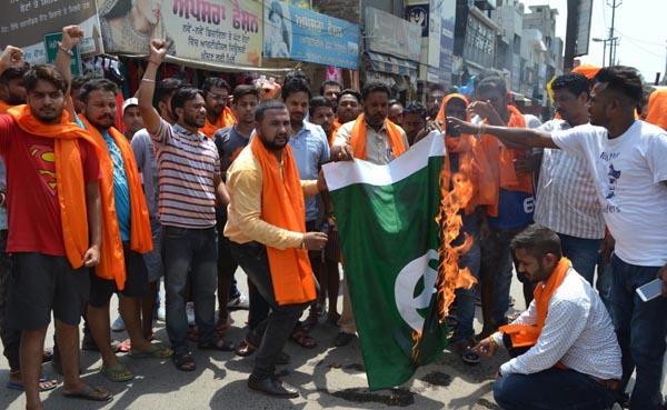 bajrang dal and vishwa hindu parishad blast pakistan flag