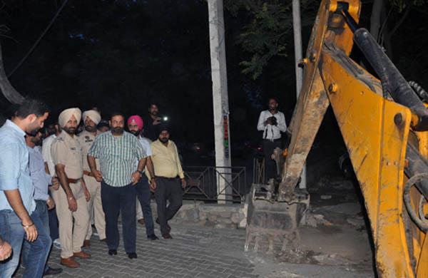 unemployed corporation officer in protest against akalis