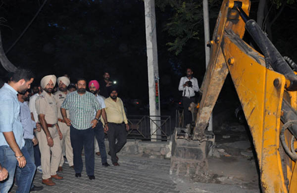 ਅਕਾਲੀਆਂ ਦੇ ਵਿਰੋਧ ''ਚ ਬੇਰੰਗ ਮੁੜੇ ਨਿਗਮ ਅਧਿਕਾਰੀ