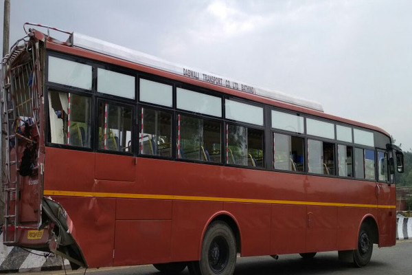 ਟਰੱਕ-ਟਰਾਲੇ ਤੇ ਬੱਸ ਦੀ ਟੱਕਰ ''ਚ 5 ਸਵਾਰੀਆਂ ਫੱਟੜ