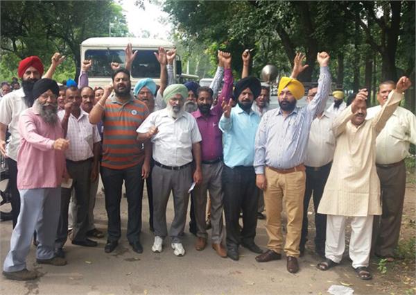 workers protest rally at the main gate of thermal
