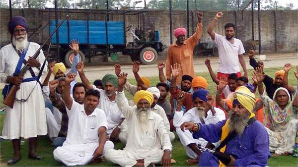 workers protest against police