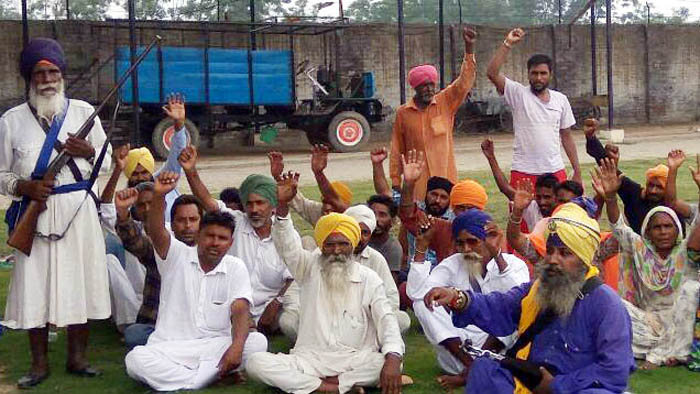 ਮਜ਼ਦੂਰਾਂ ਵੱਲੋਂ ਪੁਲਸ ਖਿਲਾਫ ਰੋਸ ਵਿਖਾਵਾ