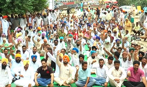 ਕਾਤਲਾਂ ਦੀ ਗ੍ਰਿਫਤਾਰੀ ਨੂੰ ਲੈ ਕੇ ਪਿੰਡ ਵਾਸੀਆਂ ਤੇ ਅਕਾਲੀ ਆਗੂਆਂ ਵੱਲੋਂ ਧਰਨਾ
