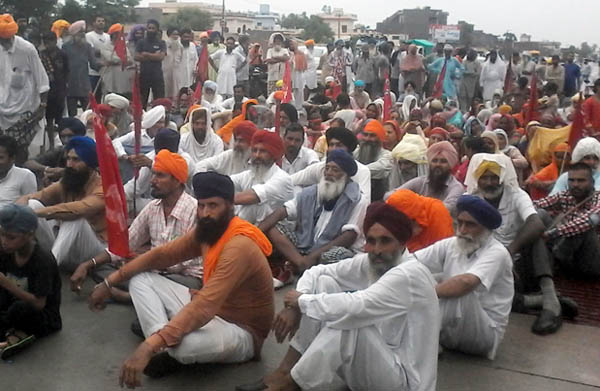 ਥਾਣੇ ਅੱਗੇ ਲਾਇਆ ਧਰਨਾ