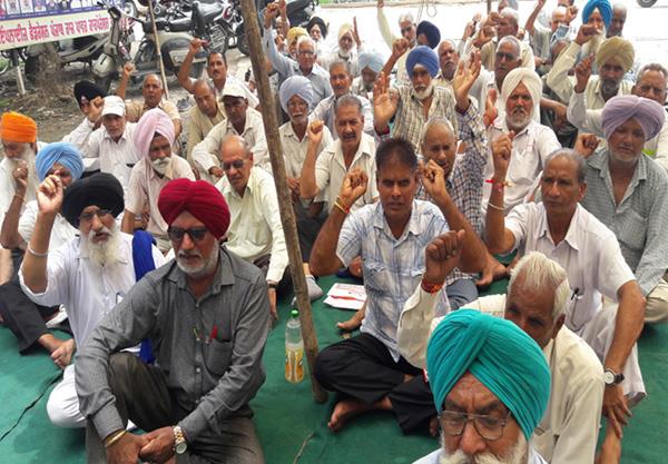slogans by pensioners of punjab state power and transmission corporation