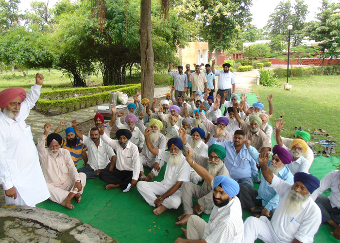 ਸਫਰ-ਏ-ਸ਼ਹਾਦਤ ਮਾਰਗ ਦਾ ਕੰਮ ਰੁਕਣ ਵਿਰੁੱਧ ਧਰਨਾ