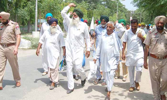 ਕਿਸਾਨ ਜਥੇਬੰਦੀਆਂ ਵੱਲੋਂ ਕੇਂਦਰ ਅਤੇ ਪੰਜਾਬ ਸਰਕਾਰ ਖਿਲਾਫ ਨਾਅਰੇਬਾਜ਼ੀ