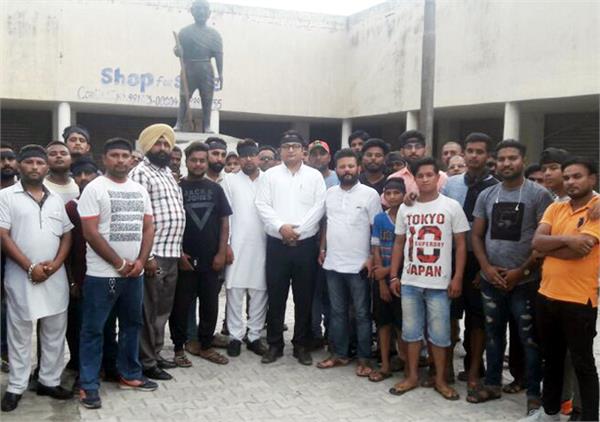 youth congress protested on breaking mahatma gandhi s memorial