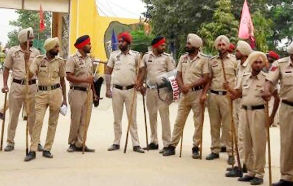ਡੇਰਾ ਮੁਖੀ ਦੇ ਮਾਮਲੇ ਸਬੰਧੀ 25 ਨੂੰ ਫੈਸਲਾ ਆਉਣ ਨੂੰ ਲੈ ਕੇ ਬਠਿੰਡਾ-ਮਾਨਸਾ ਪੁਲਸ ਛਾਉਣੀ ''ਚ ਤਬਦੀਲ