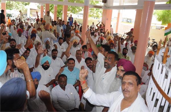 various truck operators of the district sloganeering against the government