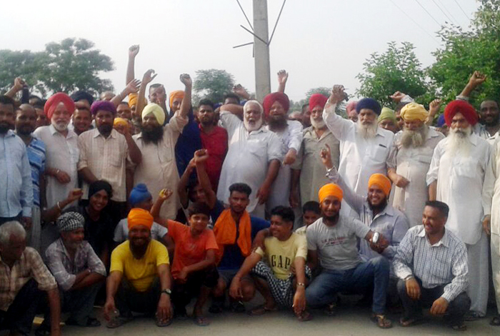 ਬਿਜਲੀ ਦੀ ਨਾਕਸ ਸਪਲਾਈ ਨੂੰ ਲੈ ਕੇ ਪਿੰਡ ਵਾਸੀਆਂ ਵੱਲੋਂ ਰੋਸ ਪ੍ਰਦਰਸ਼ਨ