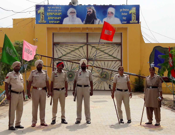 ਪੰਜਾਬ ਪੁਲਸ ਵੱਲੋਂ ਡੇਰਾ ਸਮਰਥਕਾਂ ਨੂੰ ਗ੍ਰਿਫਤਾਰ ਕਰਨ ਲਈ ਛਾਪੇਮਾਰੀ ਜਾਰੀ ਤਿੰਨ ਦਰਜਨ ਡੇਰਾ ਸਮਰਥਕ ਹਿਰਾਸਤ ''ਚ